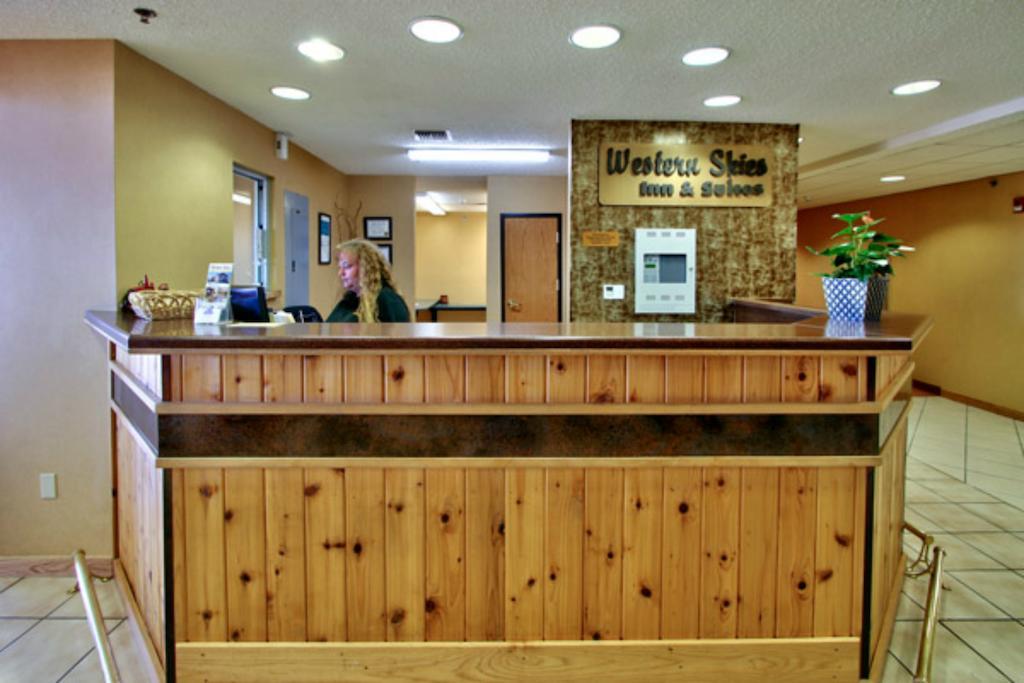 Western Skies Inn & Suites Los Lunas Bagian luar foto