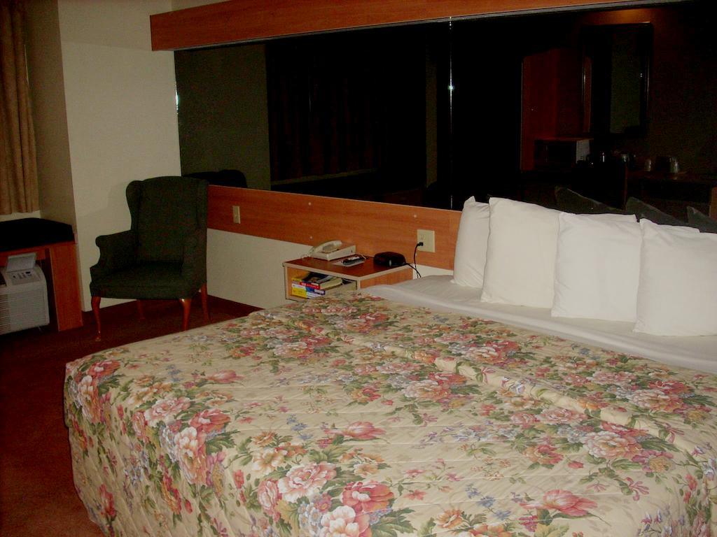 Western Skies Inn & Suites Los Lunas Bagian luar foto